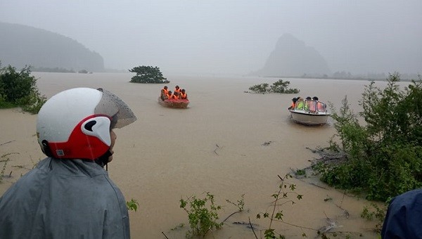 Các lực lượng chức năng khẩn trương tiếp cận các khu vực bị ngập sâu tại huyện Minh Hóa