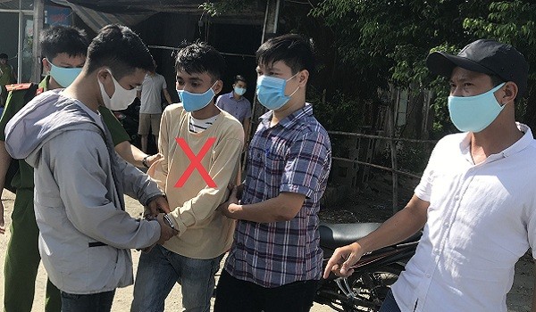 Lực lượng công an tiến hành bắt khẩn cấp đối tượng Nguyễn Ngọc Thiện.