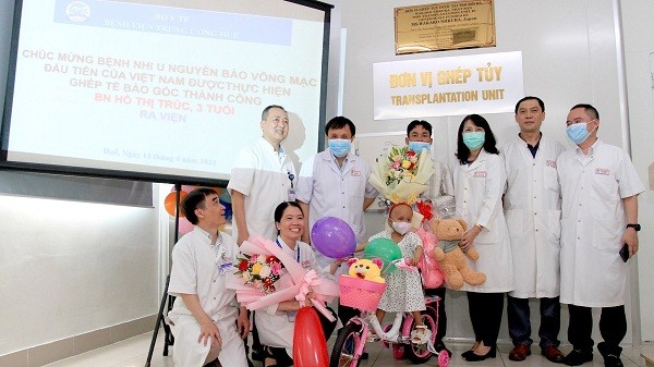 Bệnh viện Trung ương Huế làm thủ tục xuất viện cho bệnh nhi Hồ Thị Tr.