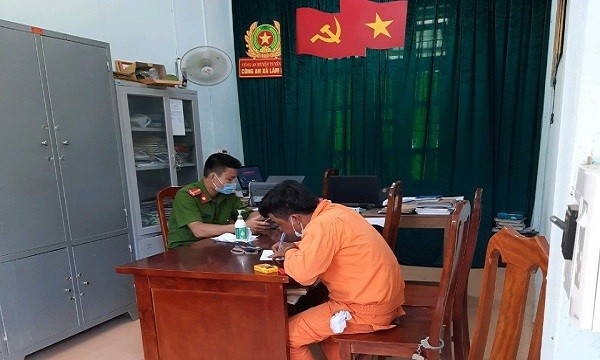 Công an xã Lâm Hóa tiến hành làm việc với ông Nguyễn Duy H.