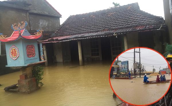 Nhiều gia đình tại thôn Đông Thành, xã Liên Thủy, huyện Lệ Thủy đã bị nước lũ tràn vào nhà.