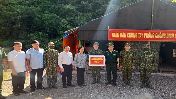 Bà Trương Thị Mai, Trưởng Ban Dân vận Trung ương thăm, tặng quà những chiến sỹ BĐBP tỉnh Cao Bằng.