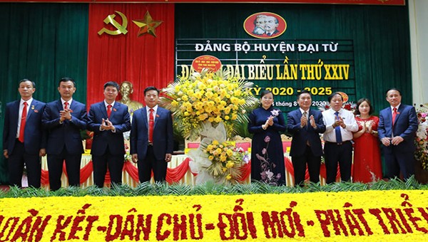 Lãnh đạo tỉnh Thái Nguyên chúc mừng Đảng bộ huyện Đại Từ.