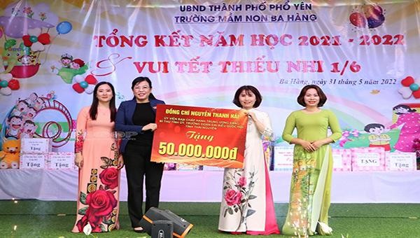 Bí thư Tỉnh ủy Nguyễn Thanh Hải trao biển tượng trưng quà tặng cho cô và trò Trường Mầm non Ba Hàng, TP Phổ Yên