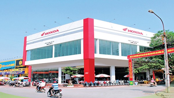 Cửa hàng Honda Linh Lực 3 tại chợ Chiều, thị trấn Sơn Dương (Sơn Dương) thu hút đông khách hàng đến mua xe, sử dụng dịch vụ.