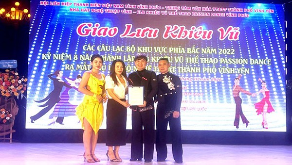 Giám đốc Trung tâm Văn hóa TT&TT thành phố Vĩnh Yên trao Quyết định thành lập CLB nghệ thuật thành phố Vĩnh Yên.