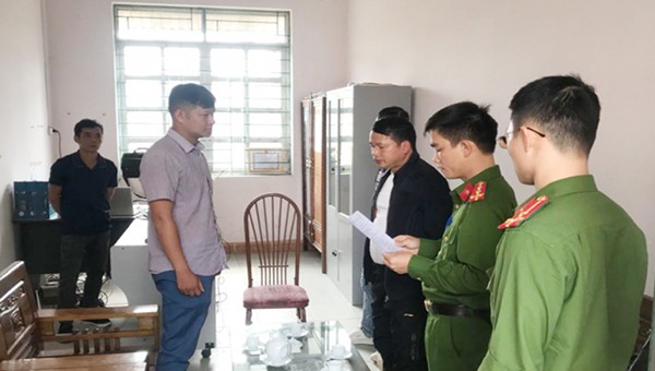 Cơ quan điều tra đọc lệnh bắt giữ Nông Văn Hoành (áo caro) nguyên Phó Giám đốc Văn phòng đăng ký đất đai huyện Thạch An
