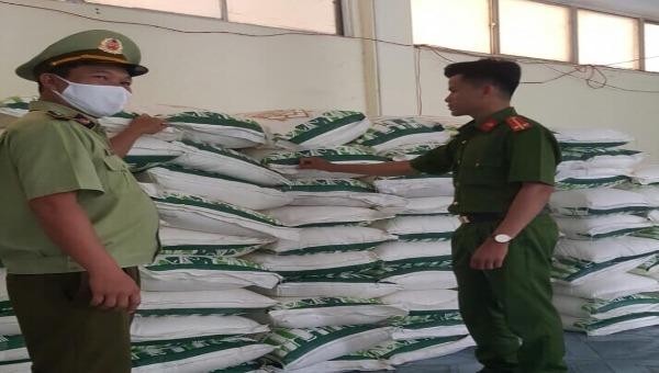 Lực lượng QLTT Phú Yên tạm giữ 21.000kg đường tinh luyện do nước ngoài sản xuất không có nhãn phụ tiếng Việt