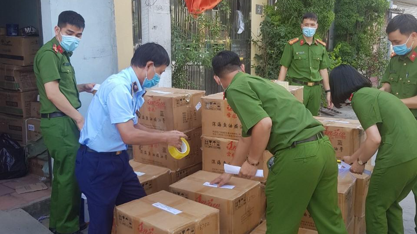 Lực lượng chức năng thu giữ số hàng hóa vi phạm tại cơ sở kinh doanh tại xã Yên Thường, huyện Gia Lâm (Hà Nội).