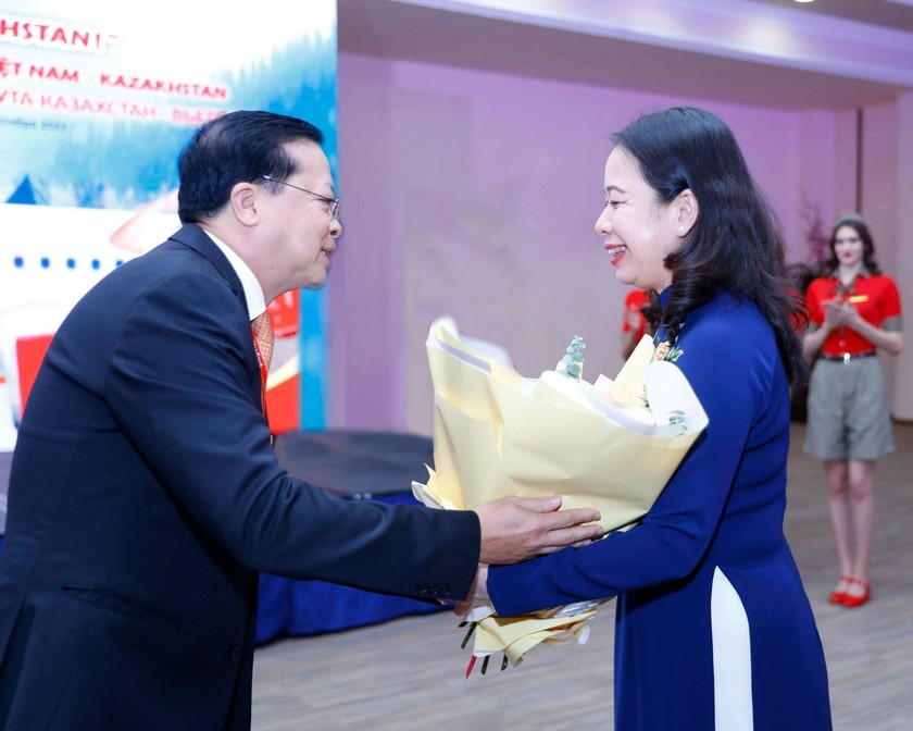 Lãnh đạo Vietjet tặng hoa và chào mừng Phó Chủ tịch nước Võ Thị Ánh Xuân tham dự buổi lễ công bố mở đường bay kết nối Việt Nam - Kazakhstan.