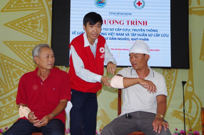 Bình Định: Trao tặng 200 túi sơ cấp cứu trên biển cho ngư dân có hoàn cảnh khó khăn