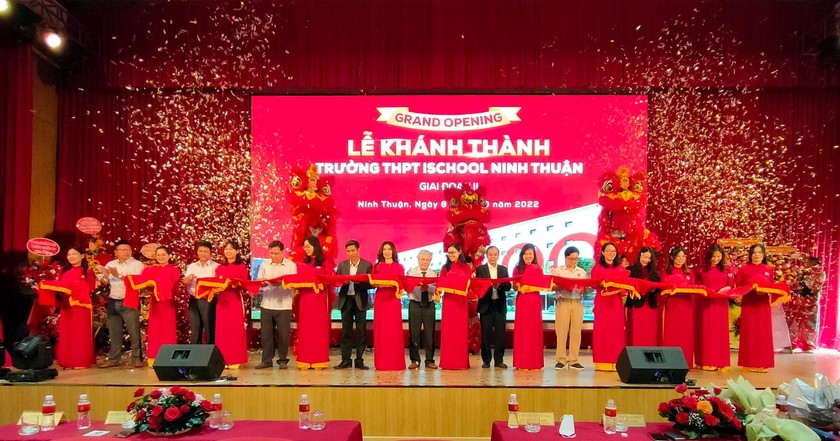 Lãnh đạo Tập đoàn Nguyễn Hoàng và các đại biểu cắt băng khánh thành Giai đoạn 2 Trường Hội nhập quốc tế iSchool Ninh Thuận.