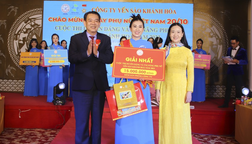 Ban Tổ chức trao giải Nhất cho thí sinh Phan Thị Hoàng Trang.