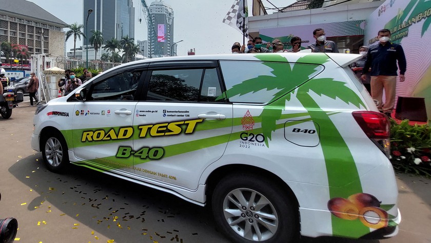 Chiếc xe ô tô Innova Toyota với 40% dầu diesel sinh học làm từ cây cọ ở Indonesia. Ảnh: REUTERS.