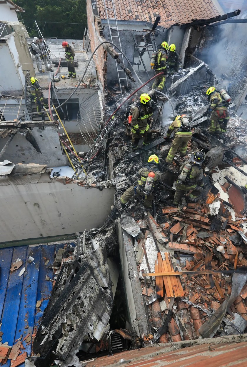 Máy bay lao xuống khu dân cư ở Colombia khiến 8 người tử vong ảnh 2