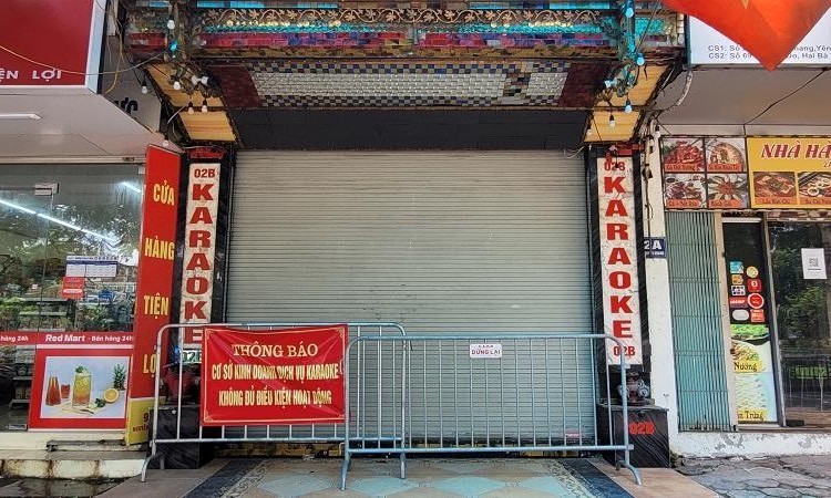 Cơ quan chức năng quận Cầu Giấy lập rào chắn barie cảnh báo cơ sở kinh doanh karaoke không đủ điều kiện hoạt động.