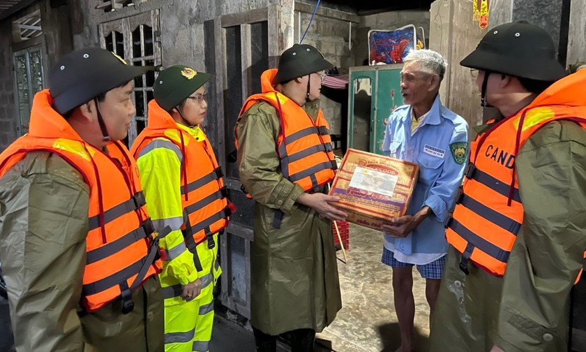 Đại tá Nguyễn Thanh Tuấn ân cần thăm hỏi, động viên và trao tặng thực phẩm thiết yếu cho cho một số hộ dân gặp khó khăn.
