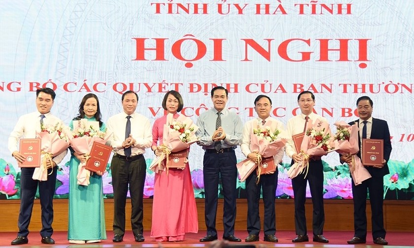 Lãnh đạo tỉnh Hà Tĩnh chúc mừng ông Đinh Văn Hồng (ngoài cùng bên trái) và các cán bộ vừa được bổ nhiệm.