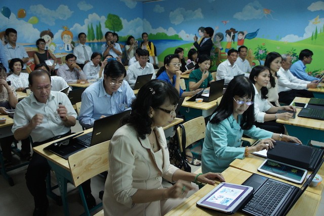 Các thầy cô giáo trải nghiệm máy tính bảng tại hội thảo ngày 18/8