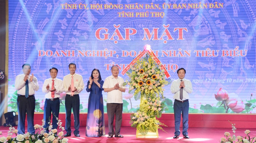 Ông Bùi Văn Quang - Phó Bí thư Tỉnh ủy, Chủ tịch UBND tỉnh tặng hoa chúc mừng các Doanh nghiệp, doanh nhân