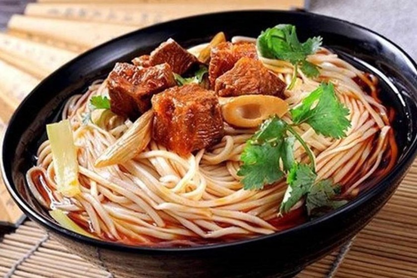 Theo truyền thống đón năm mới ở Trung Quốc, Nhật Bản và một số nước châu Á khác, họ thường ăn mì sợi dài, biểu tượng cho sự trường thọ