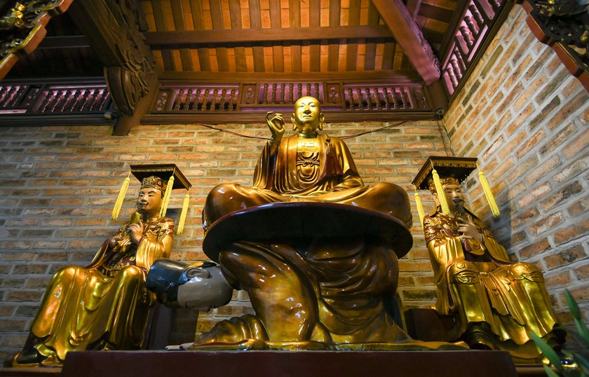 Bức tượng “Vua sám hối” độc nhất vô nhị tại chùa Hòe Nhai, Hà Nội.