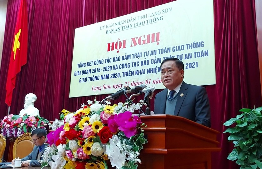 Đồng chí Hồ Tiến Thiệu - Chủ tịch UBND tỉnh, Trưởng Ban ATGT tỉnh phát biểu tại hội nghị.