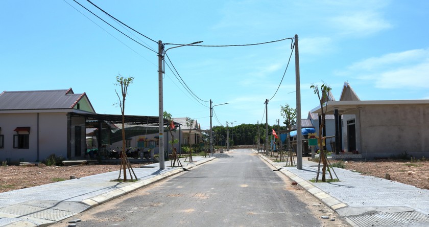 Những “phố nhà mới” khang trang đẹp đẽ tại khu tái định cư cao tốc Cam Lộ - La Sơn. 