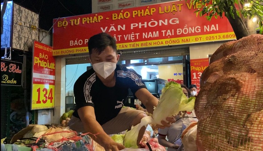 Báo Pháp luật Việt Nam VP tại Đồng Nai ủng hộ 50 tấn rau, cả quả cho lực lượng tuyến đầu và đồng bào vùng dịch tại Đồng Nai và TP HCM. 