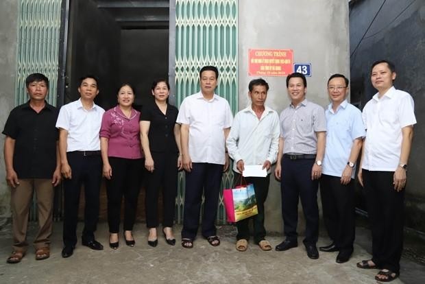 Các đồng chí lãnh đạo tỉnh Hà Giang thăm, tặng quà gia đình CCB Nông Văn Băng (thôn Bó Củng, thị trấn Yên Phú, huyện Bắc Mê) nhân dịp về nhà mới. (ảnh: Dangcongsan.vn)