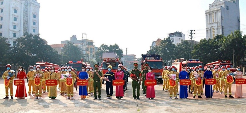 Đại tá Đỗ Ngọc Bình – Phó Giám đốc Công an tỉnh Lạng Sơn tặng hoa các đoàn dự Hội thao nghiệp vụ. 