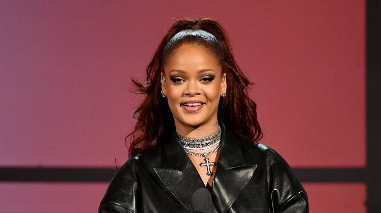 Rihanna trở thành tỷ phú ở tuổi 33.