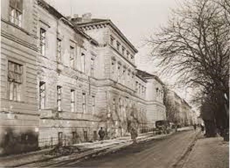 Bệnh viện Rothschild do Nam tước Anselm von Rothschild thành lập năm 1873 dành cho những người Do Thái tị nạn tại Vieenna. 
