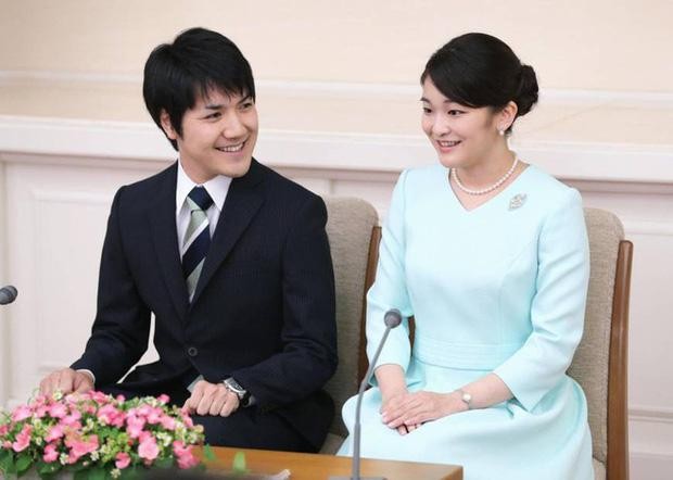 Hình ảnh rạng rỡ, hạnh phúc của Mako khi cùng vị hôn phu tuyên bố đính hôn. 