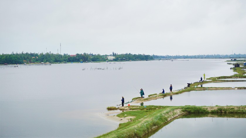 Đánh bắt thủy sản bằng dụng cụ đúng quy định trên sông ở Quảng Nam.