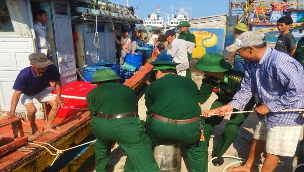 Các thuyền viên trên tàu gặp nạn đã được đưa vào bờ an toàn