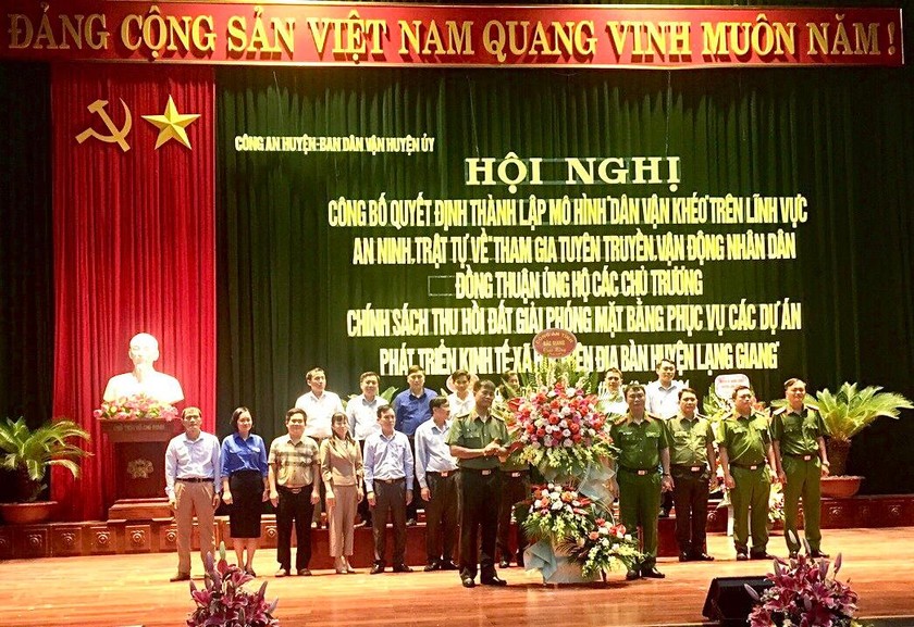 Thượng tá Thân Văn Hải – Phó Giám đốc Công an tỉnh tặng hoa chúc mừng các thành viên mô hình "Dân vận khéo" của huyện Lạng Giang. 