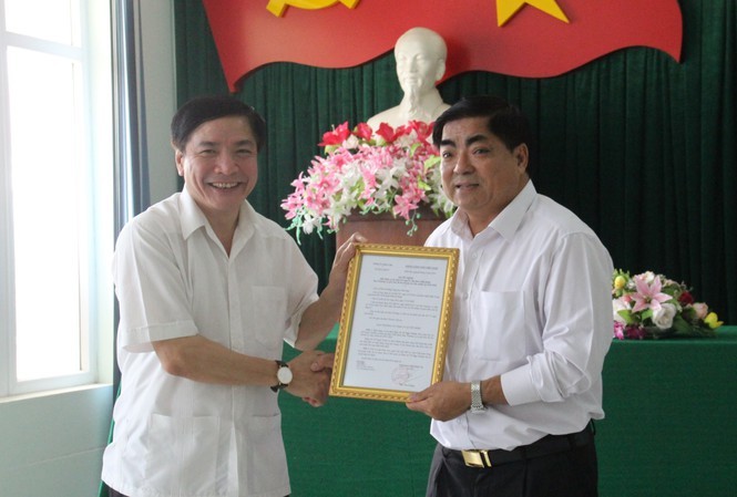 Bí thư Tỉnh ủy Đắk Lắk Bùi Văn Cường trao Quyết định bổ nhiệm cho ông Võ Ngọc Tuyên