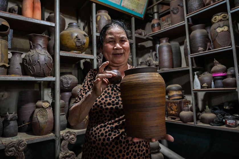 Nữ nghệ nhân dành cả đời để gắn bó với làng gốm hơn 300 tuổi ảnh 5