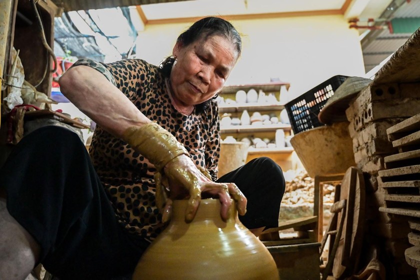 Nữ nghệ nhân dành cả đời để gắn bó với làng gốm hơn 300 tuổi ảnh 1
