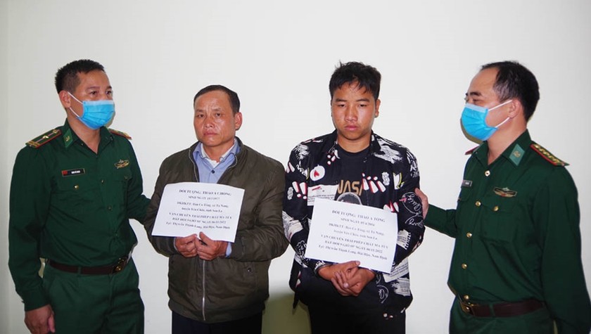 Hai đối tượng bị Bộ đội Biên phòng tỉnh Nam Định bắt quả tang khi đang vận chuyển ma túy.