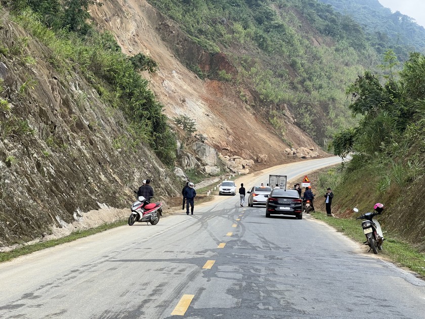 Lý giải hiện tượng xe ô tô tự lùi lên dốc tại huyện Văn Bàn Lào Cai ảnh 2