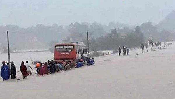 Giải cứu xe chở 60 công nhân giữa lũ dữ do bão số 4 