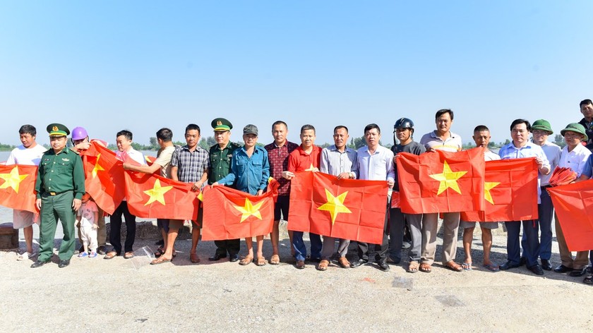Trao tặng 10.000 lá cờ Tổ quốc cho ngư dân Thanh Hóa