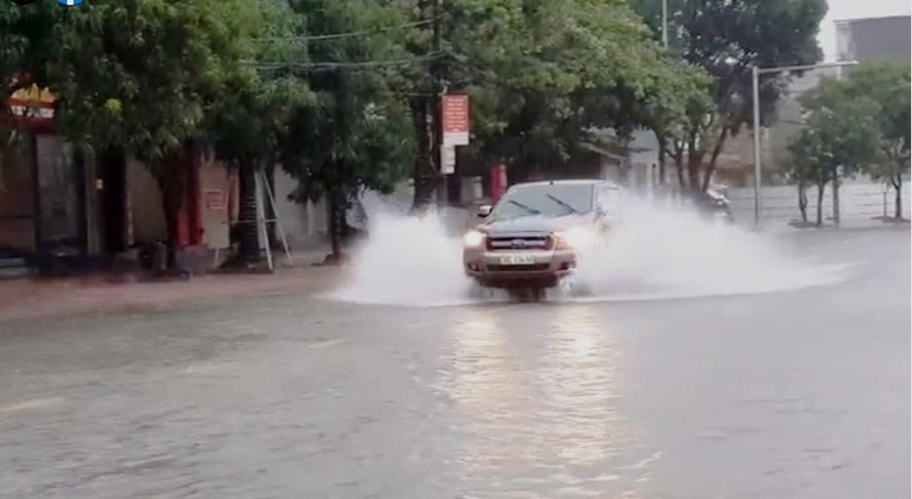 Nhiều tuyến phố ở Hà Tĩnh ngập sau do mưa lớn nhiều giờ.