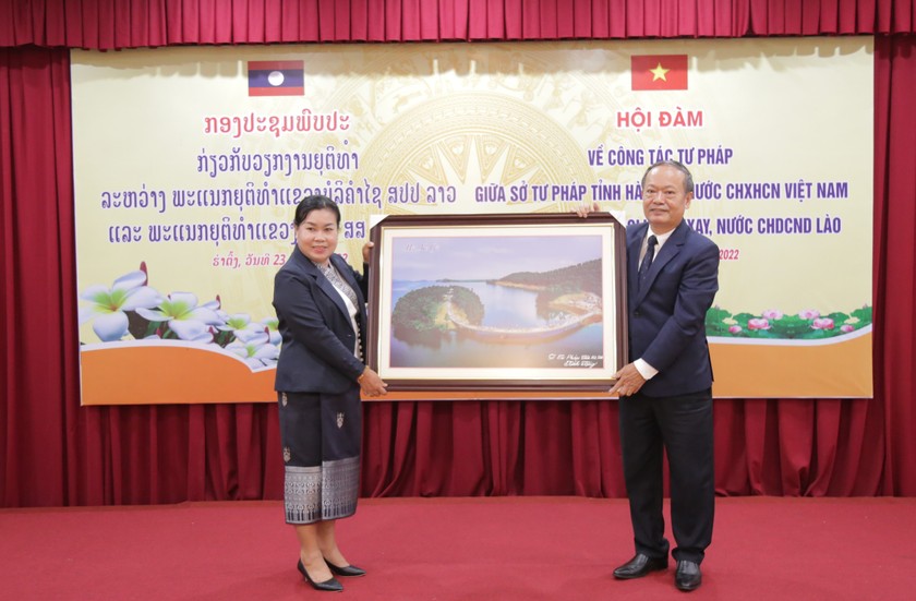 Ông Lê Viết Hồng- Giám đốc Sở Tư pháp tỉnh Hà Tĩnh trao quà lưu niệm cho bà Văn Na Pạ Sợt Kun- Giám đốc Sở Tư pháp tỉnh BoliKhămxay. 