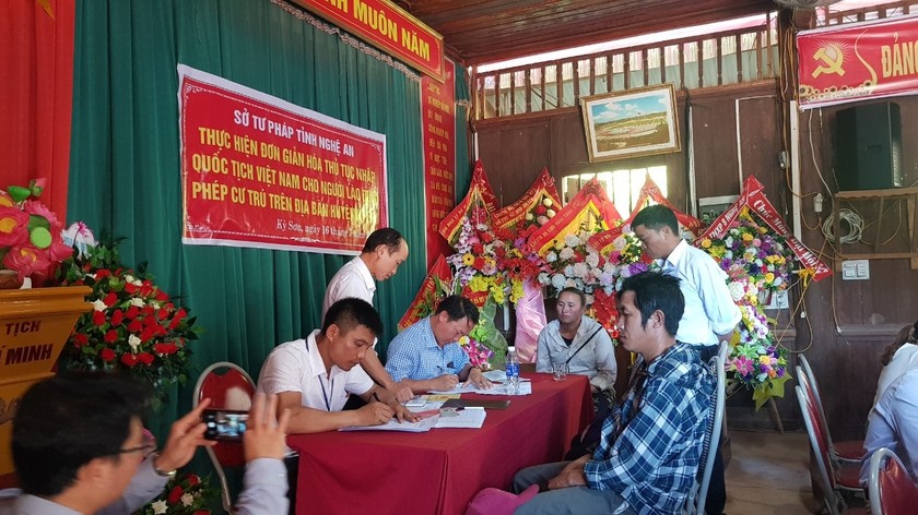 Sở Tư pháp Nghệ An thực hiện đơn giản hóa thủ tục nhập quốc tịch Việt Nam cho người Lào tại huyện Kỳ Sơn.