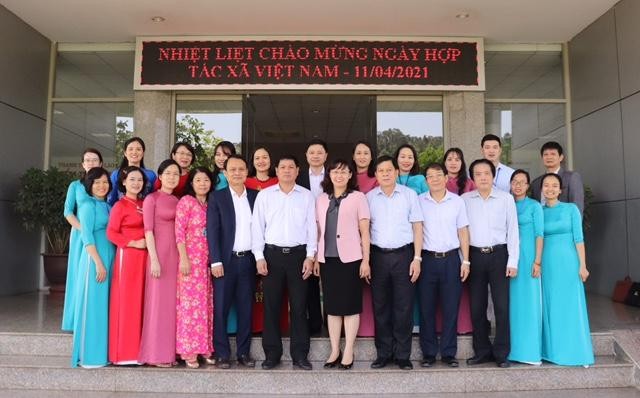 Tập thể cán bộ, công chức Sở Tư pháp Lào Cai chụp ảnh lưu niệm cùng lãnh đạo tỉnh.