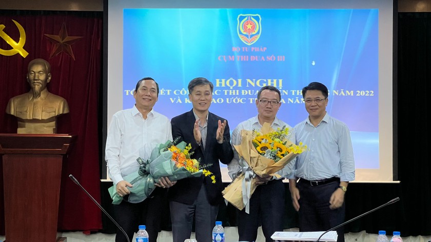 Thứ trưởng Nguyễn Khánh Ngọc tặng hoa cho Cụm trưởng Cụm Thi đua số III năm 2022, Cụm trưởng Cụm Thi đua số III năm 2023.