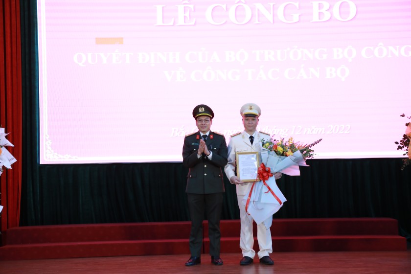 Đại tá Nguyễn Quốc Toản, Giám đốc Công an tỉnh Bắc Giang trao Quyết định điều động, bổ nhiệm Phó Giám đốc cho đ/c Nguyễn Hữu Bình
